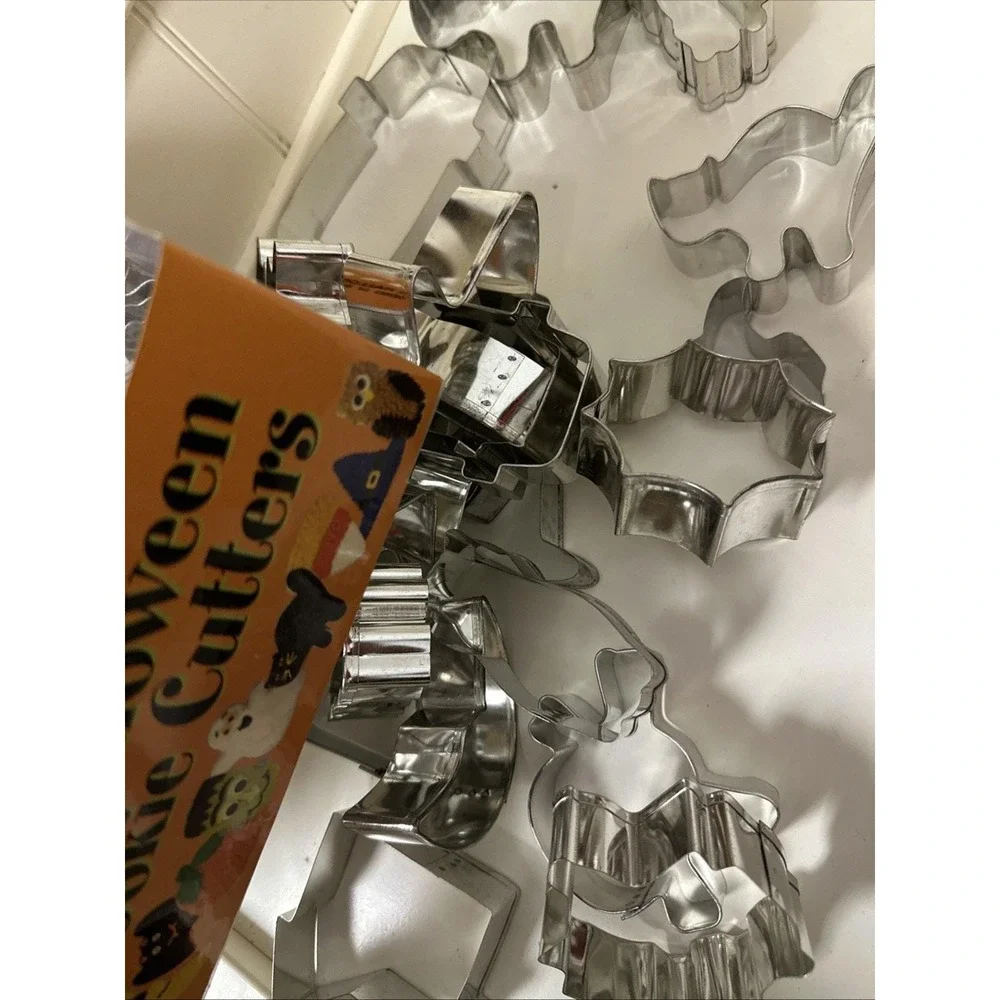 HALLOWEEN COOKIE CUTTERS – 40 SHAPES W/CARRIER CONTAINER – NEW OLD STOCK
